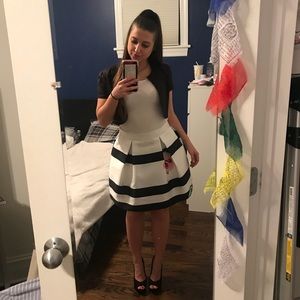 Cute wide black and white mini skirt with roses